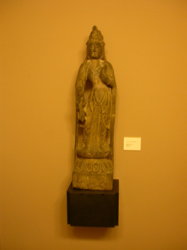 Statua raffigurante Guanyin.L'iscrizione spuria fa riferimento all?anno 508 d.C. della dinastia Wei (386-535)